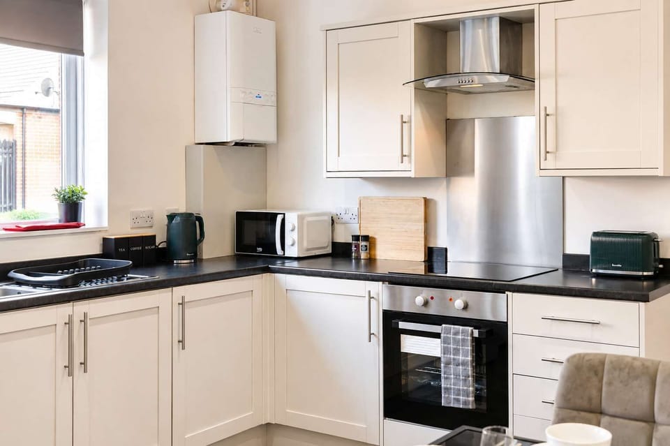 Cook with ease in a well-equipped kitchen featuring modern appliances, generous counter space and ample storage. The practical layout makes everything from preparing quick breakfasts to cooking shared dinners simple and enjoyable.