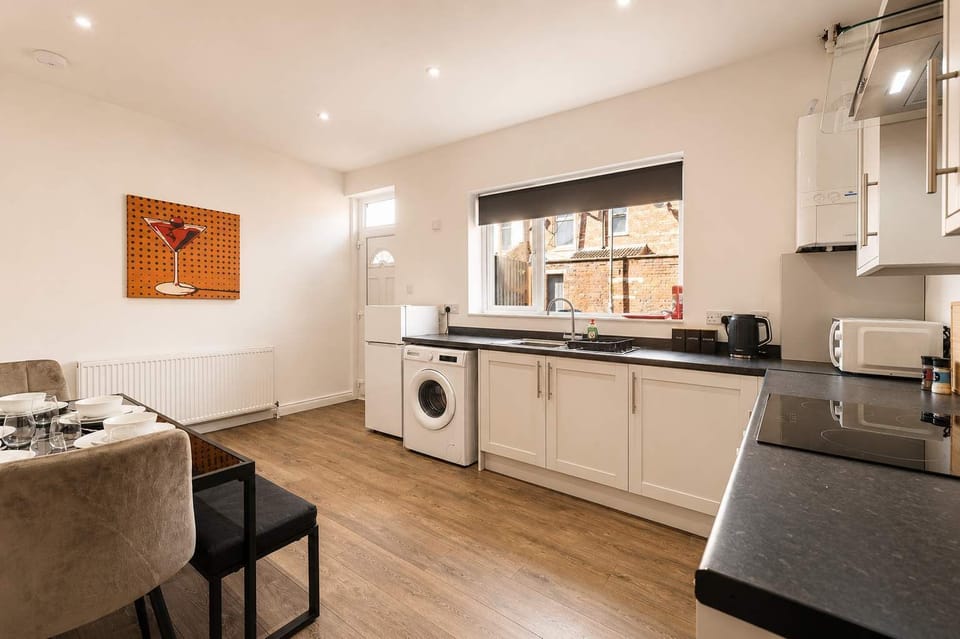 Cook with ease in a well-equipped kitchen featuring modern appliances, generous counter space and ample storage. The practical layout makes everything from preparing quick breakfasts to cooking shared dinners simple and enjoyable.