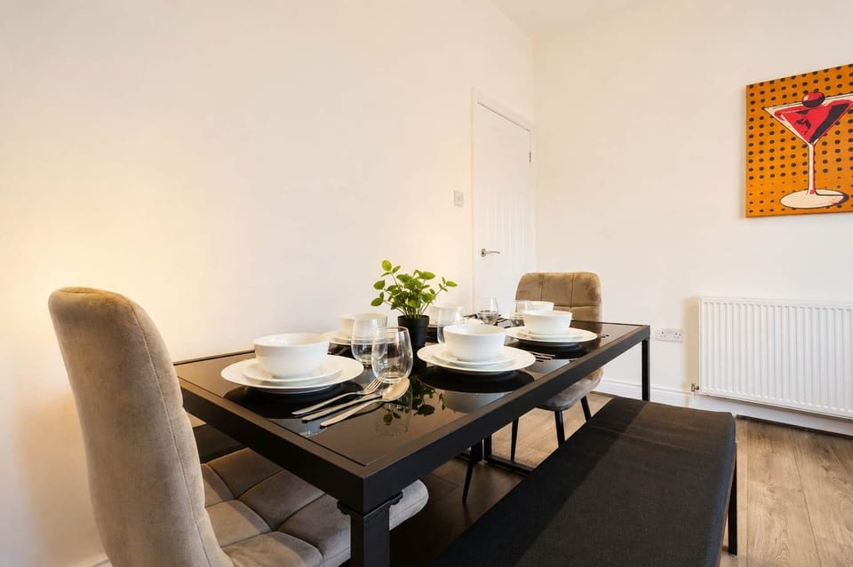 Dine together in a bright, thoughtfully arranged space with comfortable seating and contemporary touches. The open layout makes it easy to enjoy everything from quick breakfasts to leisurely dinners and relaxed conversations.