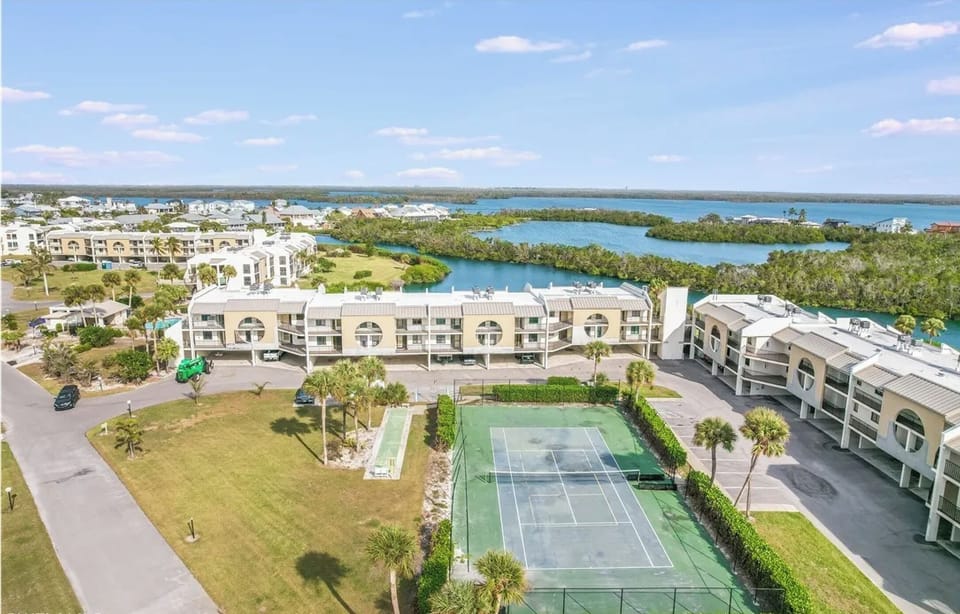 Tennis court that also has lines for pickleball 