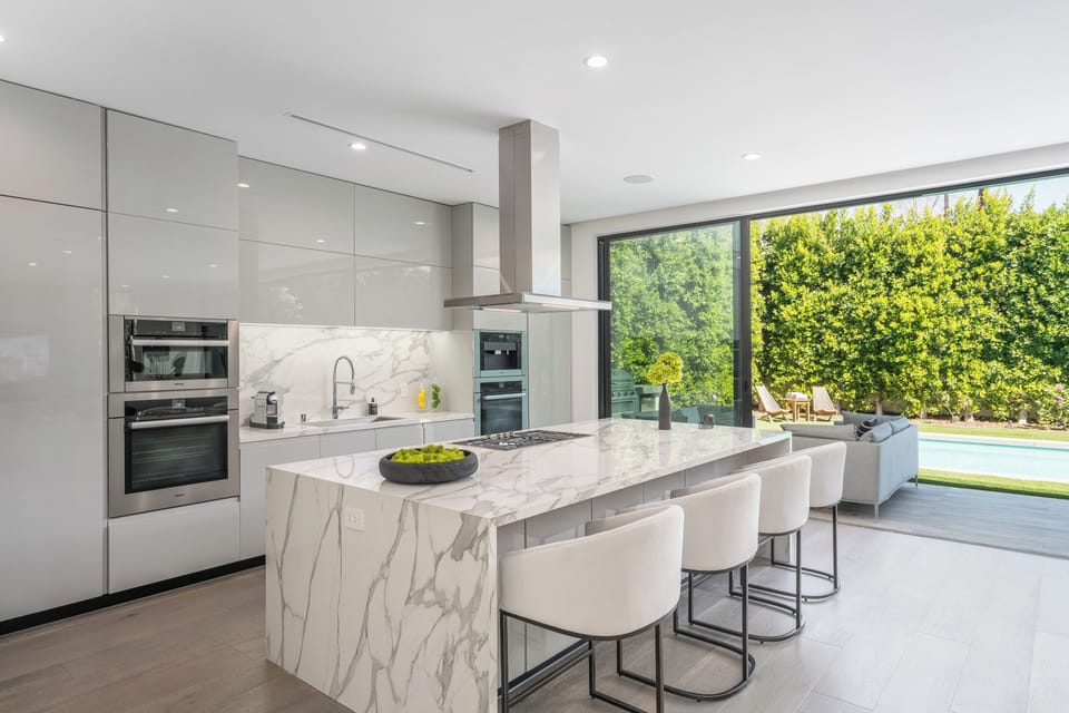 Fully Equipped Kitchen, Double Oven, Coffee Maker, Fridge, Freezer, Microwave 