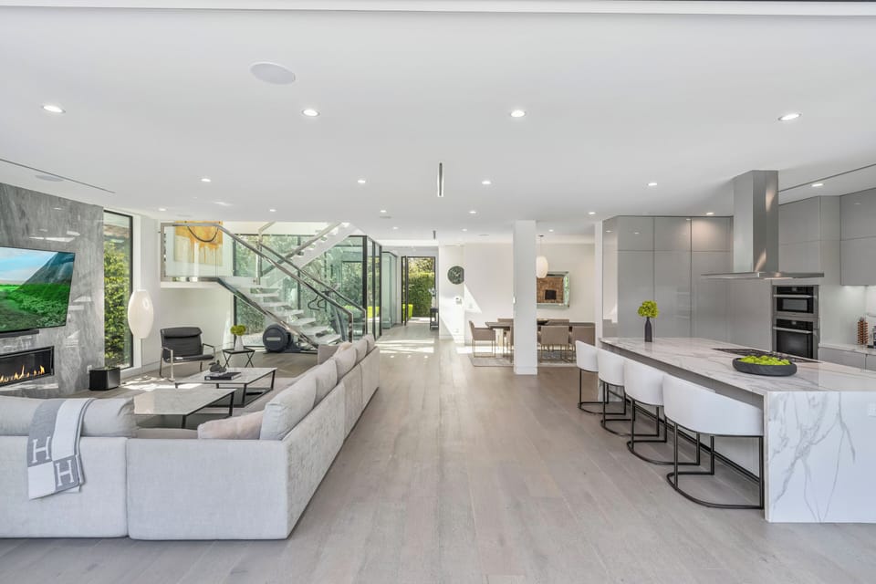 Living Room. 85" Smart Tv, Apple Tv, High Speed Wi-Fi. Fire Place. 