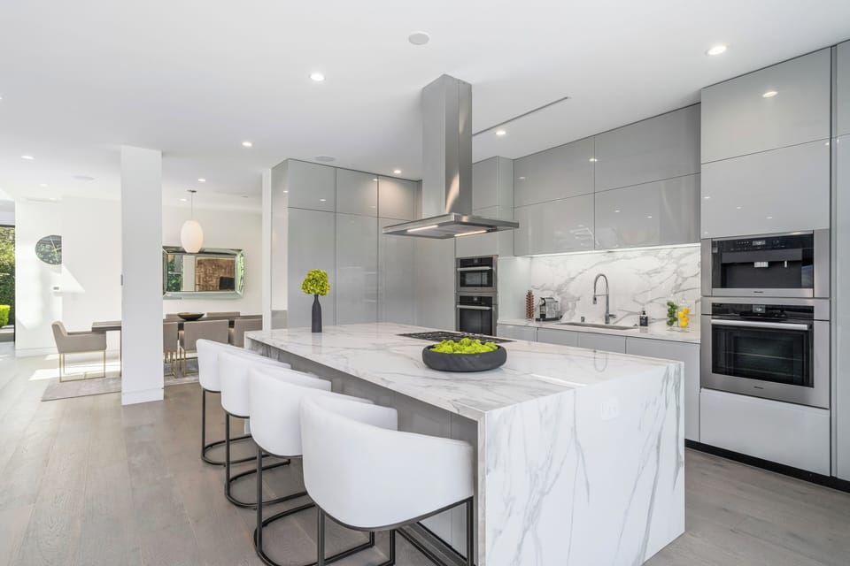 Fully Equipped Kitchen: Ice Maker, Microwave, Stove, Private Chef