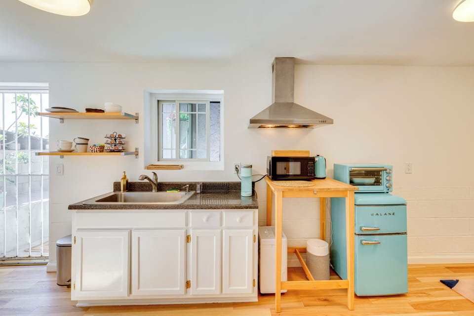 Kitchenette | Toaster Oven | Hot Water Kettle | 2-Person Dining Table