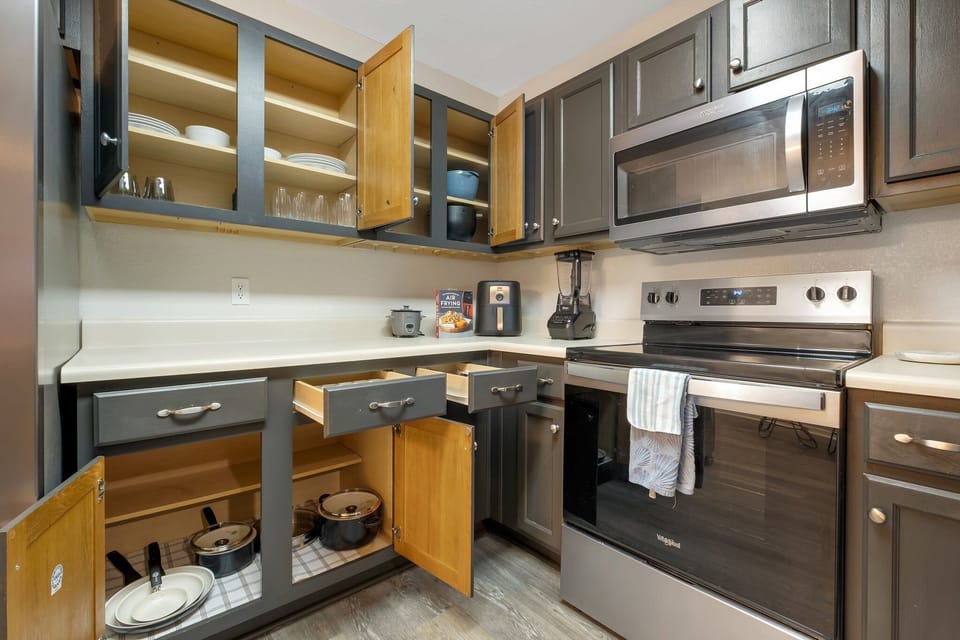 Find everything you need at your fingertips—from utensils to cookware to dish ware.