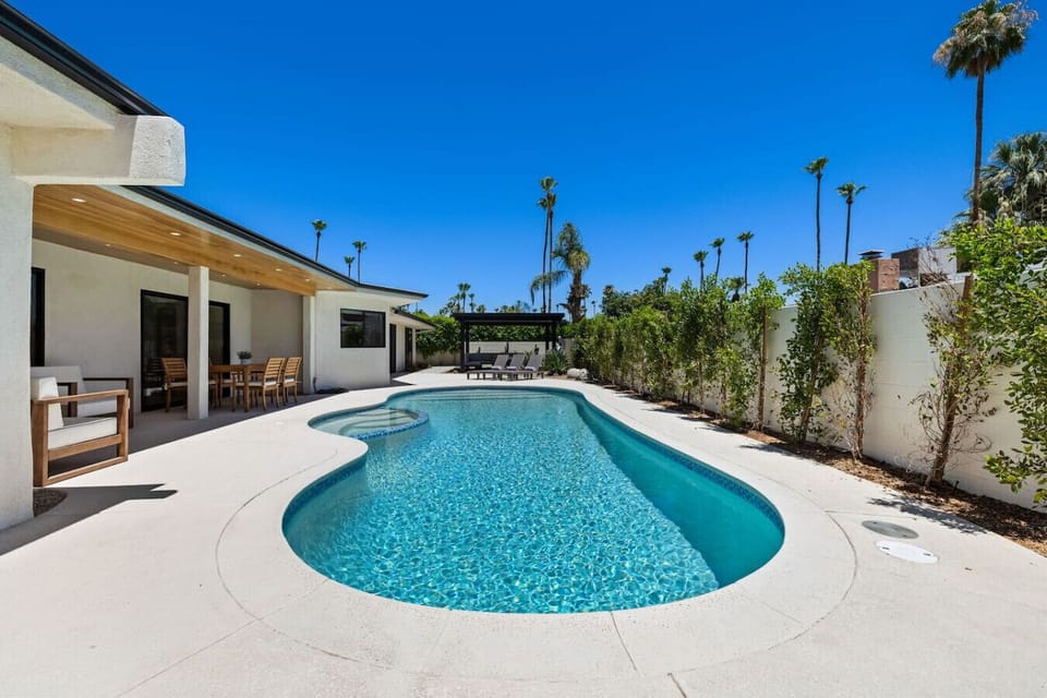 Pool and hot tub in the backyard