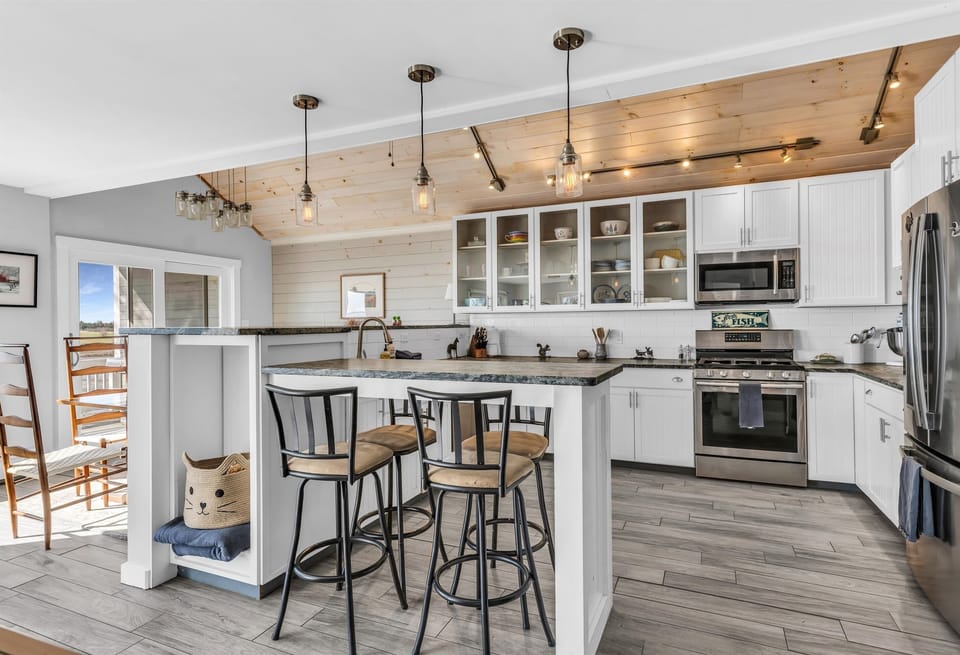 Breakfast bar and Fully equipped Kitchen