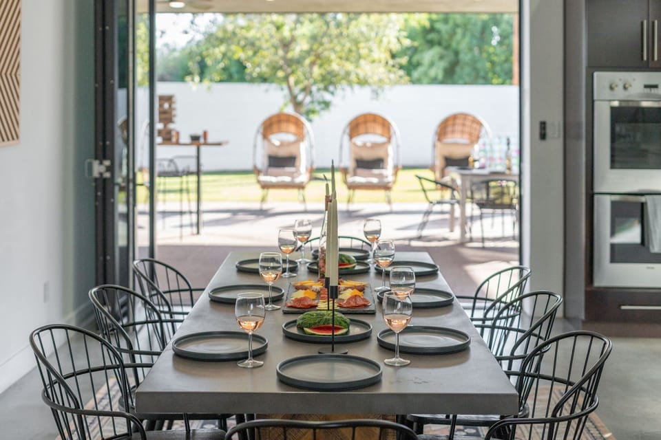 Outdoor & Indoor entertaining options