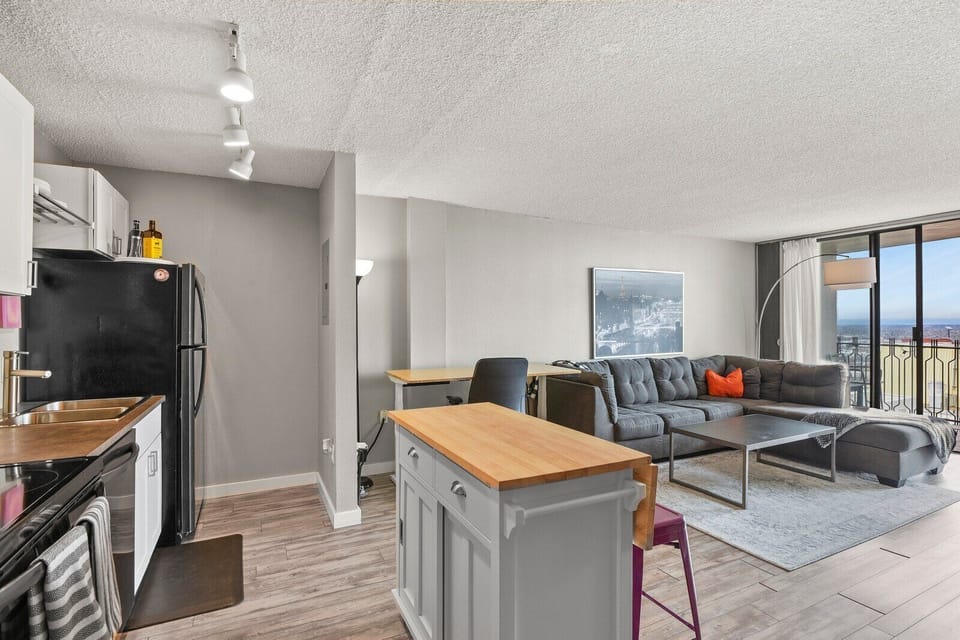 Open flow straight into the living room with amazing views.