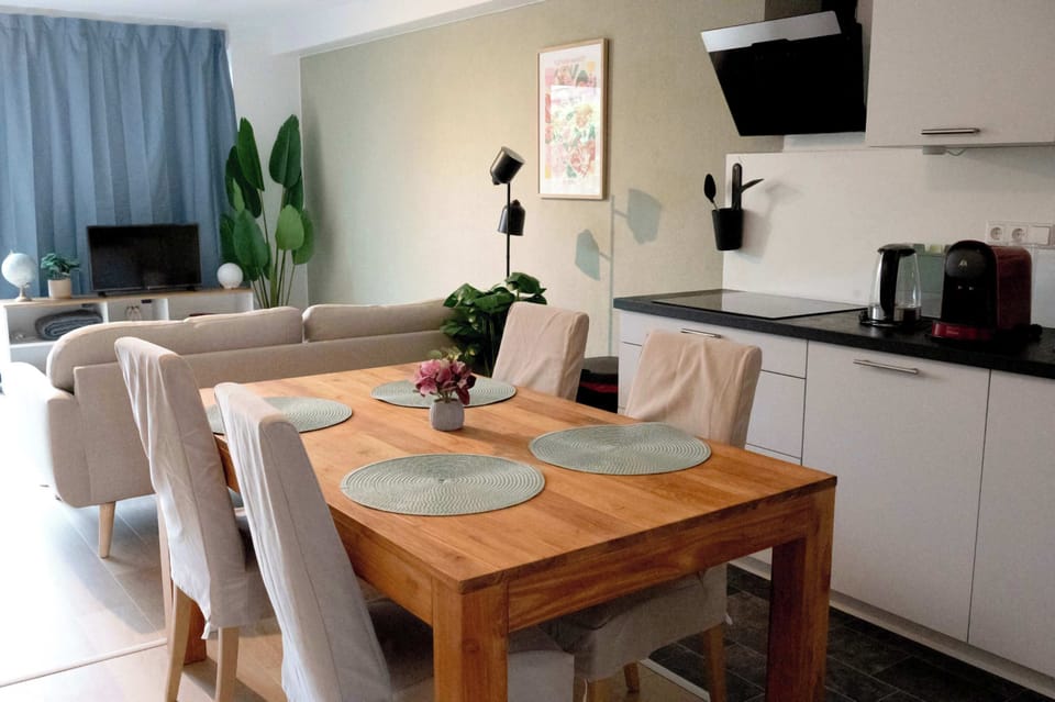 Dining area and compleet kitchen