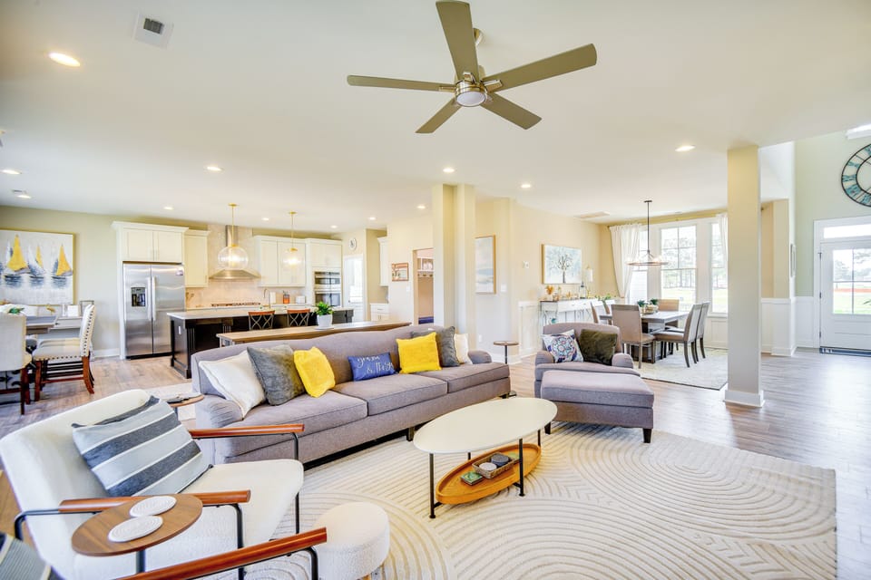 Living Room | Smart TV | Central Air Conditioning | 1st Floor