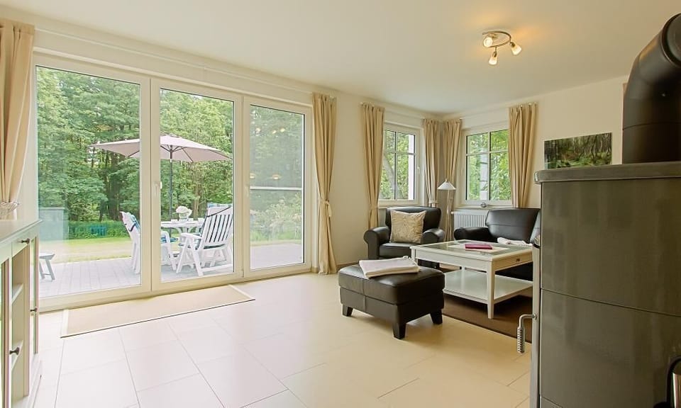 Bright living room with access to the terrace