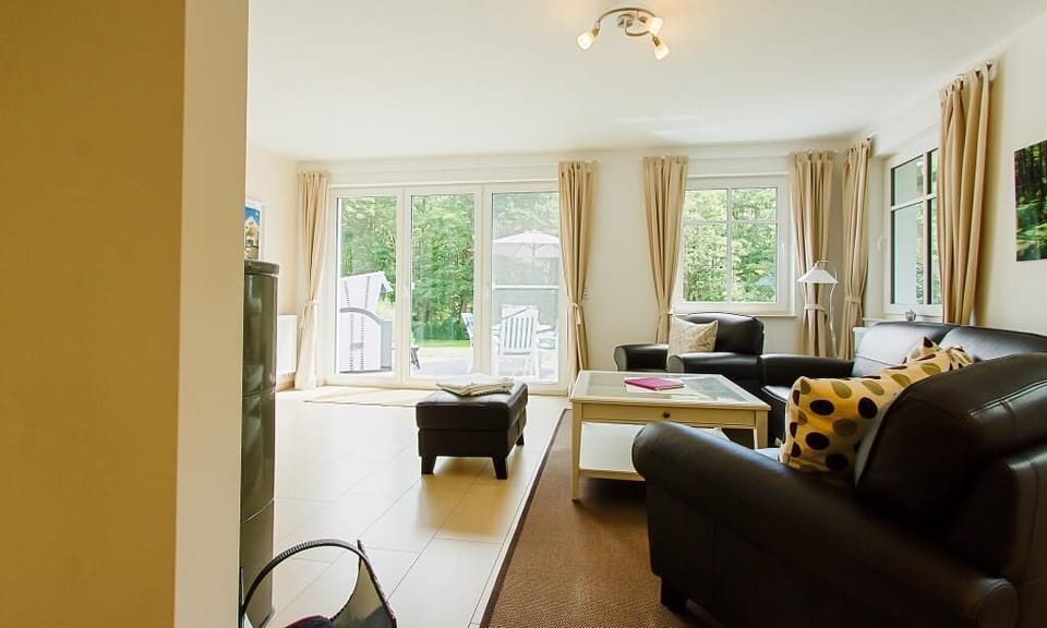 Bright Living Room with Garden Access