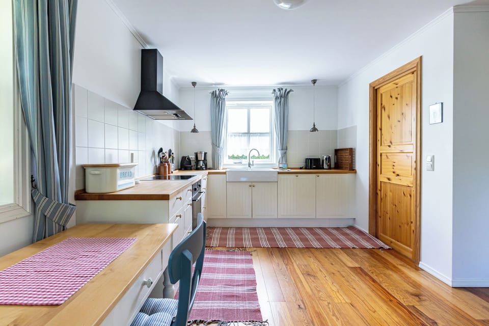 Modern Kitchen with Wood and White Elements