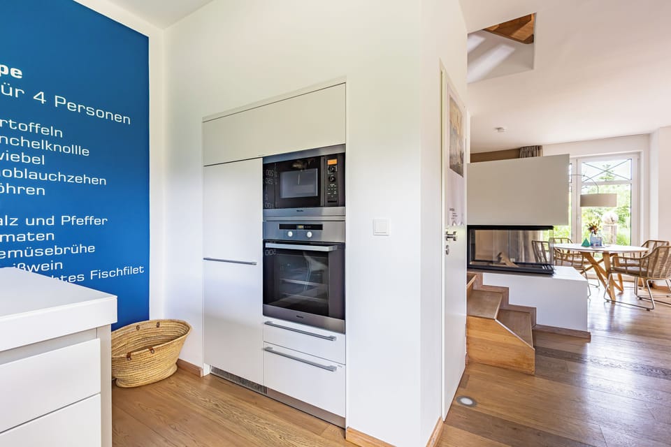 Modern Kitchen with Built-in Appliances