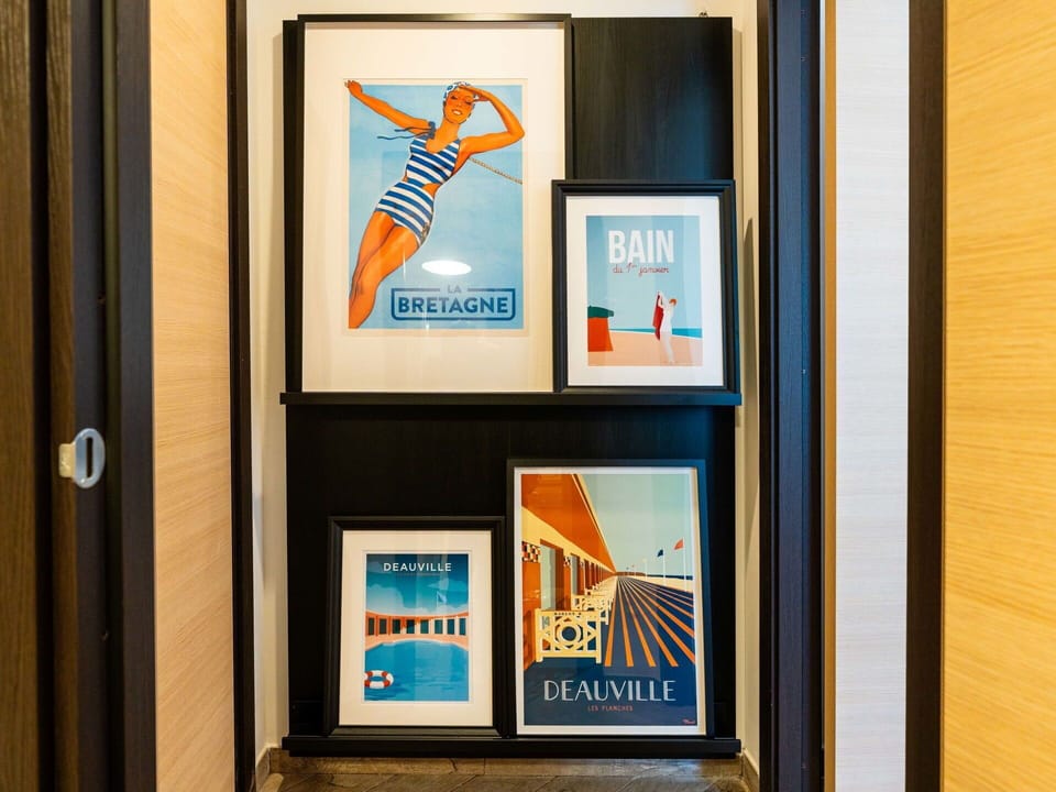 Residential Area, Shrub, Roof, Home, Cottage, Driveway, Estate, Siding, Landscaping, Yard