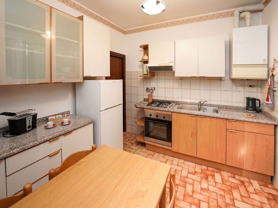 Kitchen, Kitchen Appliance, Major Appliance, Countertop, Wood, Flooring, Interior Design, Furniture, Cabinetry, Floor