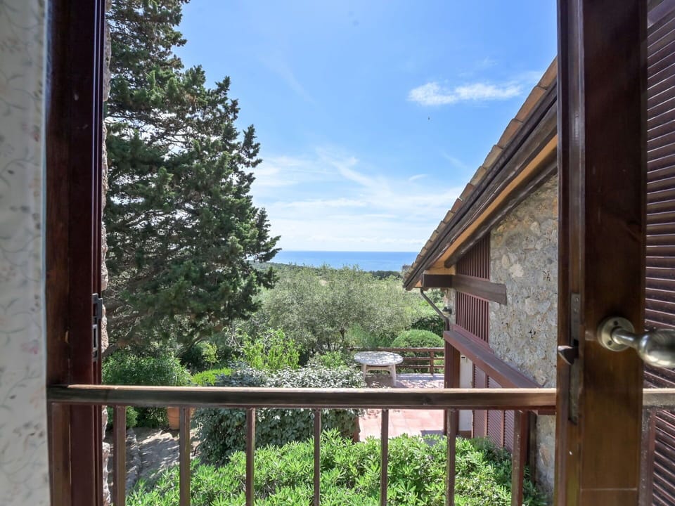 Balcony, Porch, Shade, Wood Stain, Hardwood, Handrail, Eco Hotel, Baluster, Daylighting, Backyard