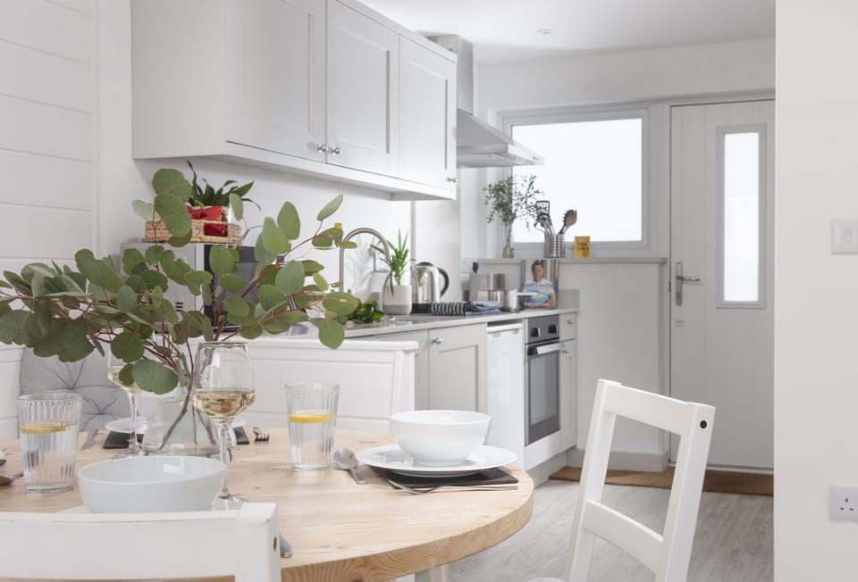 Robin, Polzeath: The dining room extends to the kitchen