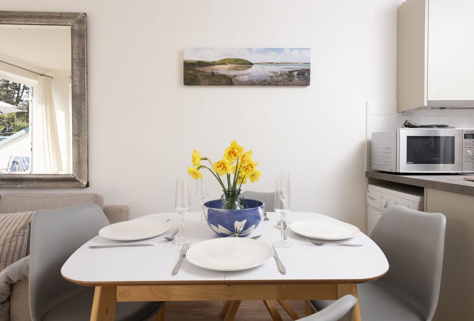 Bluebirds, Polzeath: Enjoy family dinners