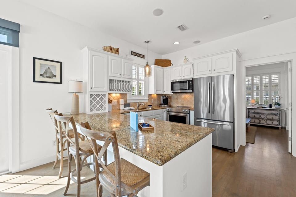 Kitchen with Breakfast Bar