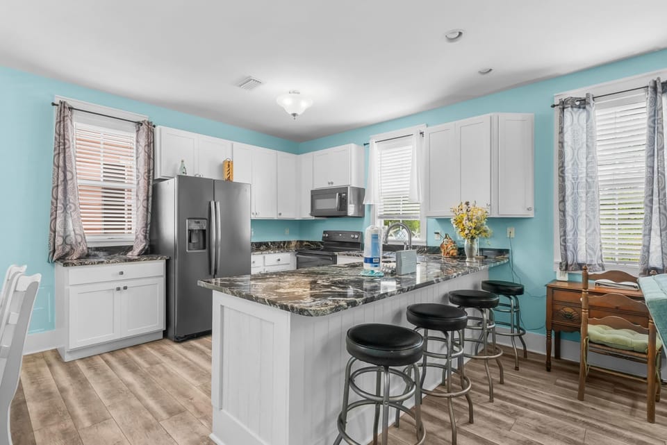 Kitchen with Breakfast Bar