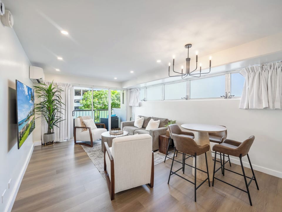 Dining Area and Living Room - Share island-style breakfasts and simple dinners at a comfortable round table, an easy place to plan beach days and evenings out in Waikiki.