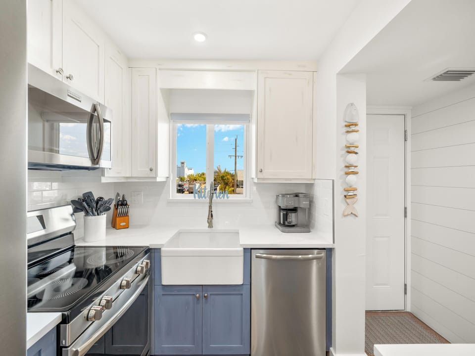 Entry Area to Kitchen
