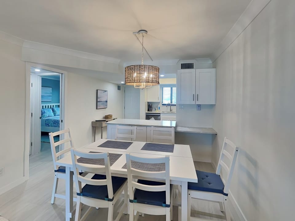 Dining Area with Seating for Six