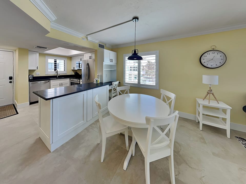 Dining Area with Expandable Table - Seats 4+