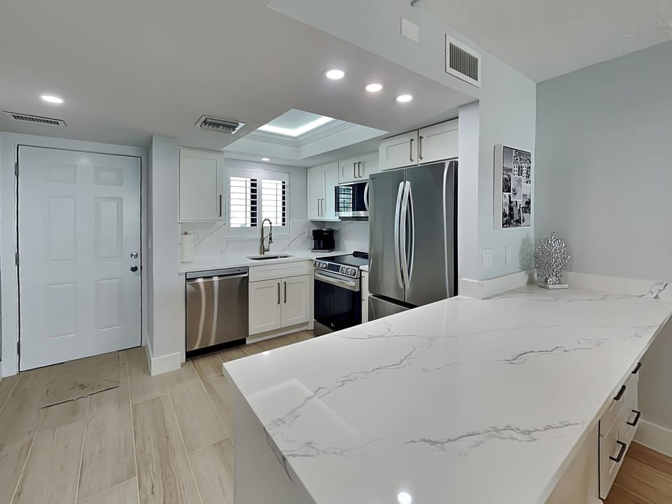 Entry Area to Kitchen