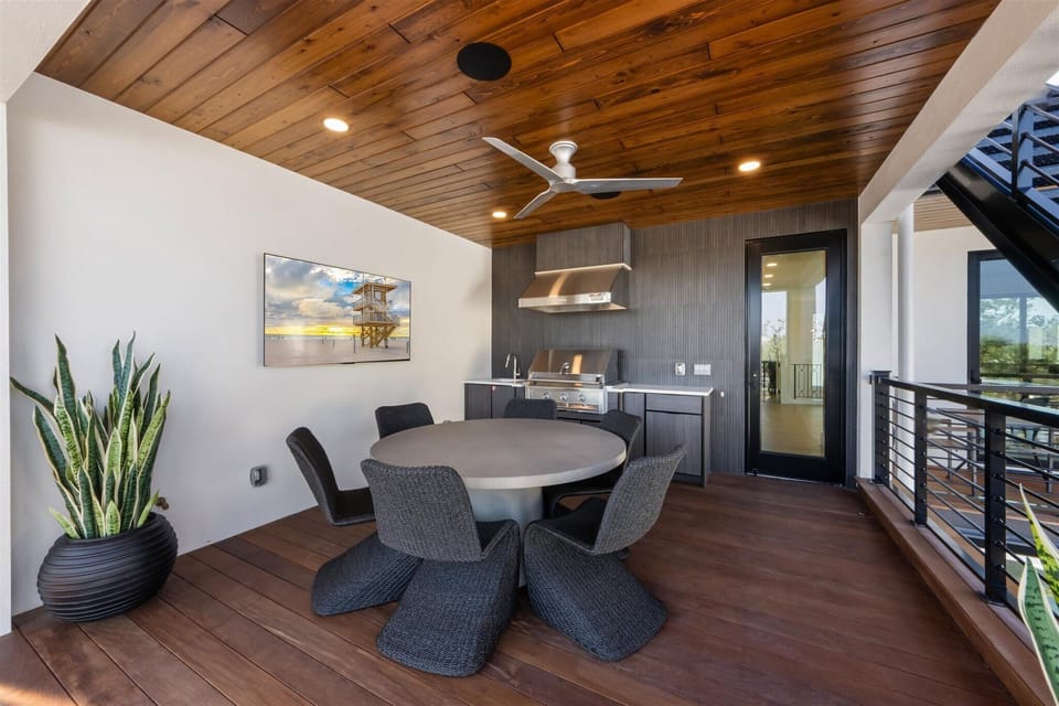 Outdoor Dining and Built-in Grill
