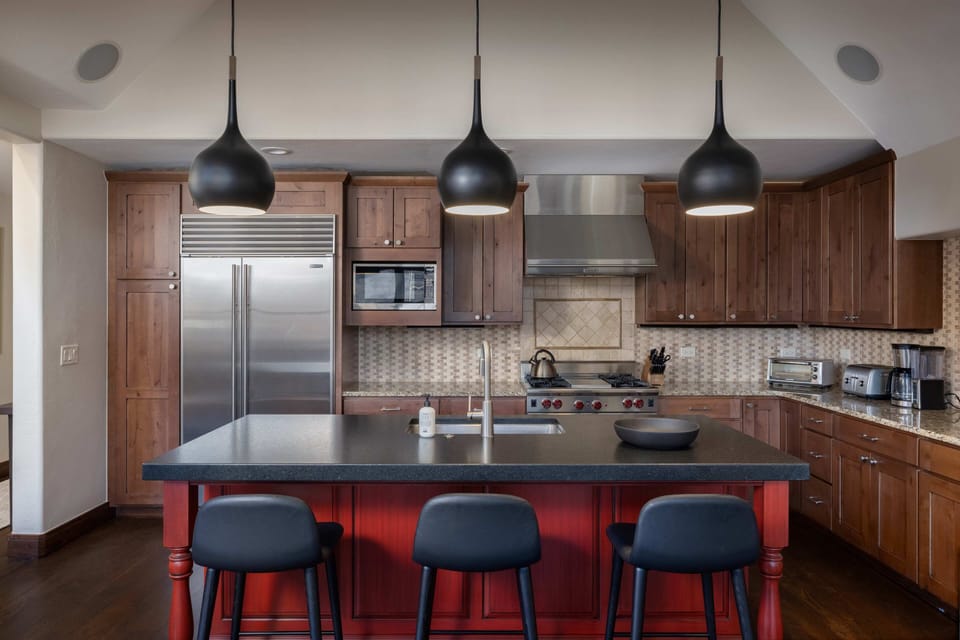 Kitchen - Custom island with breakfast bar seating for 3