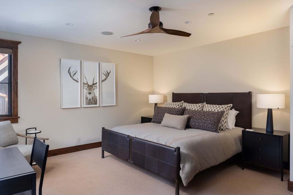 Bedroom 3 - Guest Bedroom - Upper Level - Queen sized bed with desk