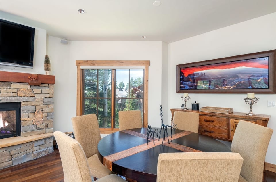 Dining area with seating for 6