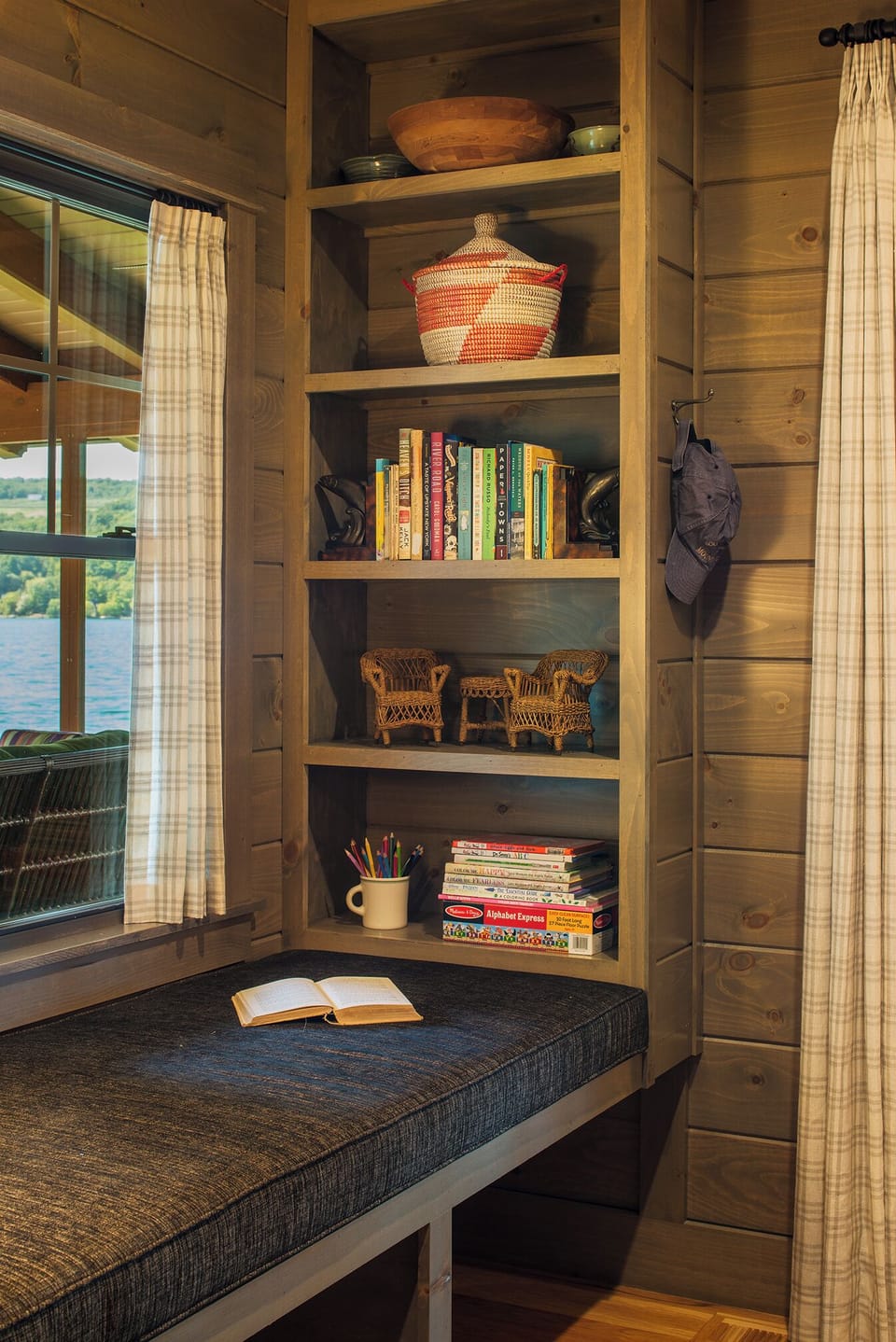 Guest Bed 1 - Window Seat reading area