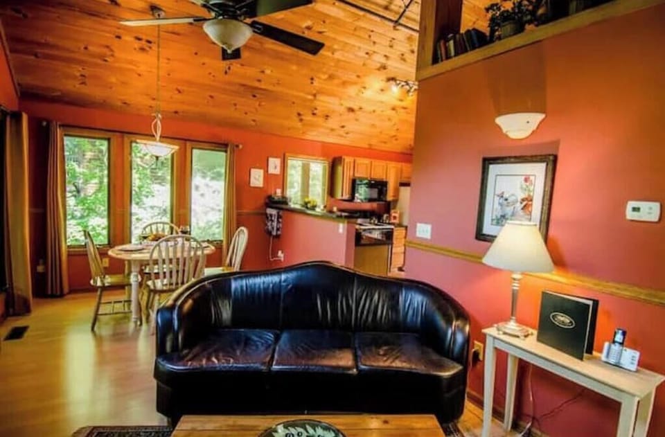 Livingroom w/TV