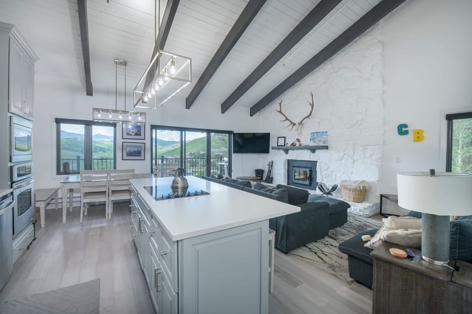 Kitchen/dining/great room. Mountain views!!