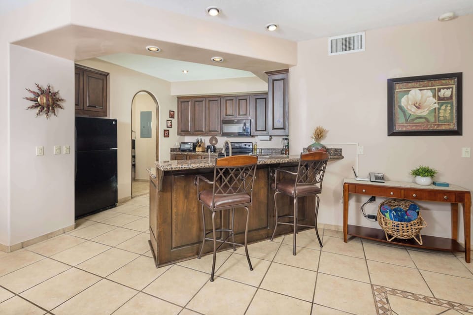Kitchen bar.