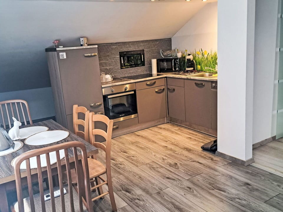 Flooring, Floor, Wood, Furniture, Interior Design, Kitchen, Room, Kitchen Appliance, Ceiling, Major Appliance