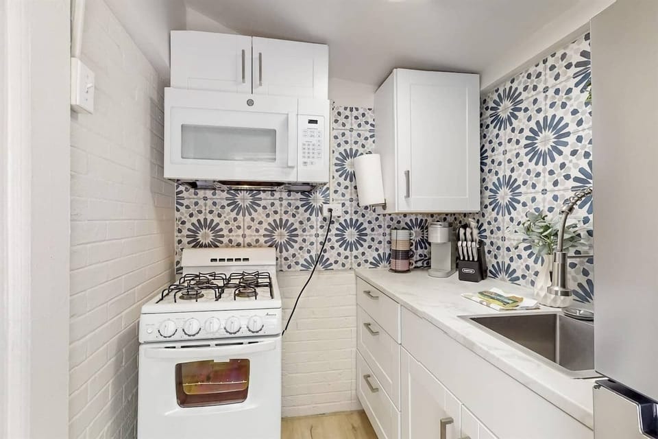 Gas stove and microwave combination. Keurig coffee maker w pods.