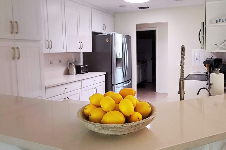 The lovely kitchen has everything you need for cooking and entertaining.