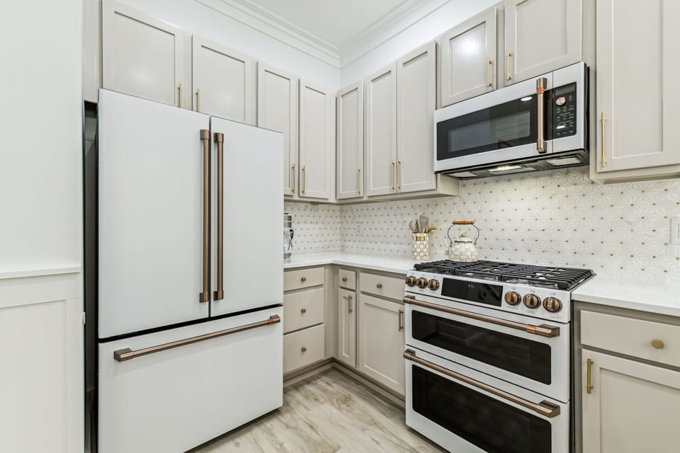 Fully equipped kitchen:  toaster, blender, 4-in-1 Cuisinart coffee maker;  drip coffee-serves 12, single serve-cups compatible with/ most pods, single or double espresso shots, & steam wand, hand-held can opener, kettle, pots & pans, etc.  