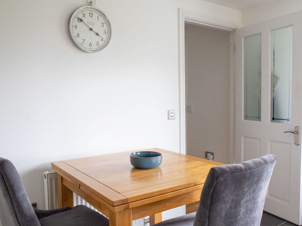 Residential Area, Shrub, Roof, Home, Cottage, Driveway, Estate, Siding, Landscaping, Yard