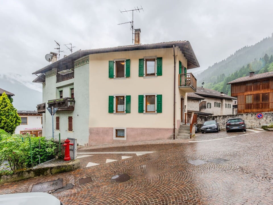 Building, Window, House, Residential Area, Home, Town, Architecture, Neighbourhood, Roof, Human Settlement