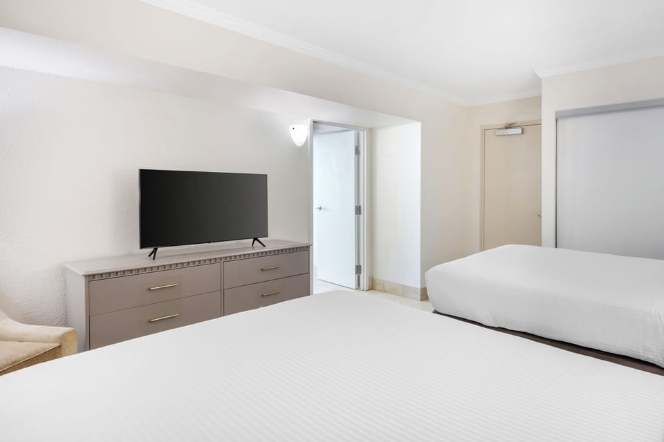 2 Double size beds