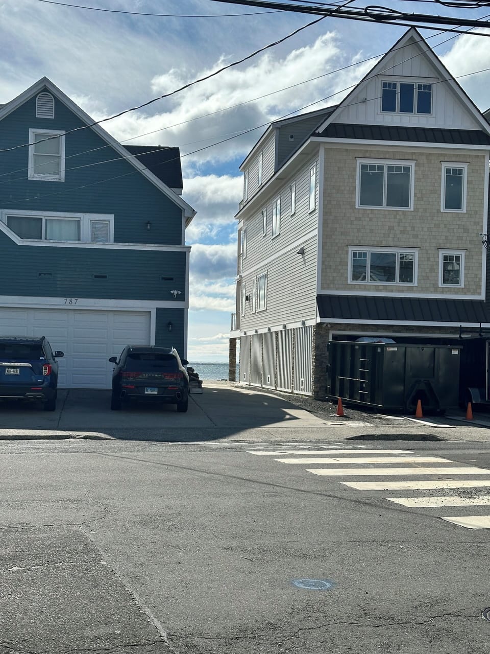 Right of way to the beach directly Across the street y across 
