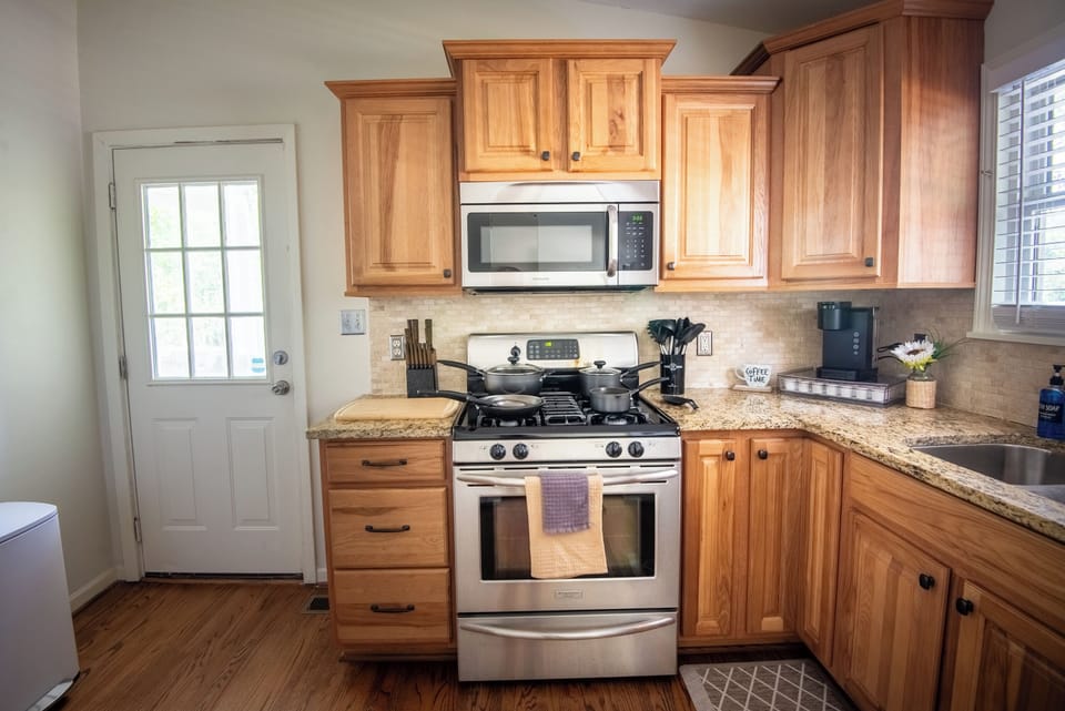 Fully equipped kitchen, a culinary haven designed for your convenience. Find everything you need, from a complete set of pots and pans to a sharp knife set. Prepare delicious meals or simply enjoy a quick snack with ease.
