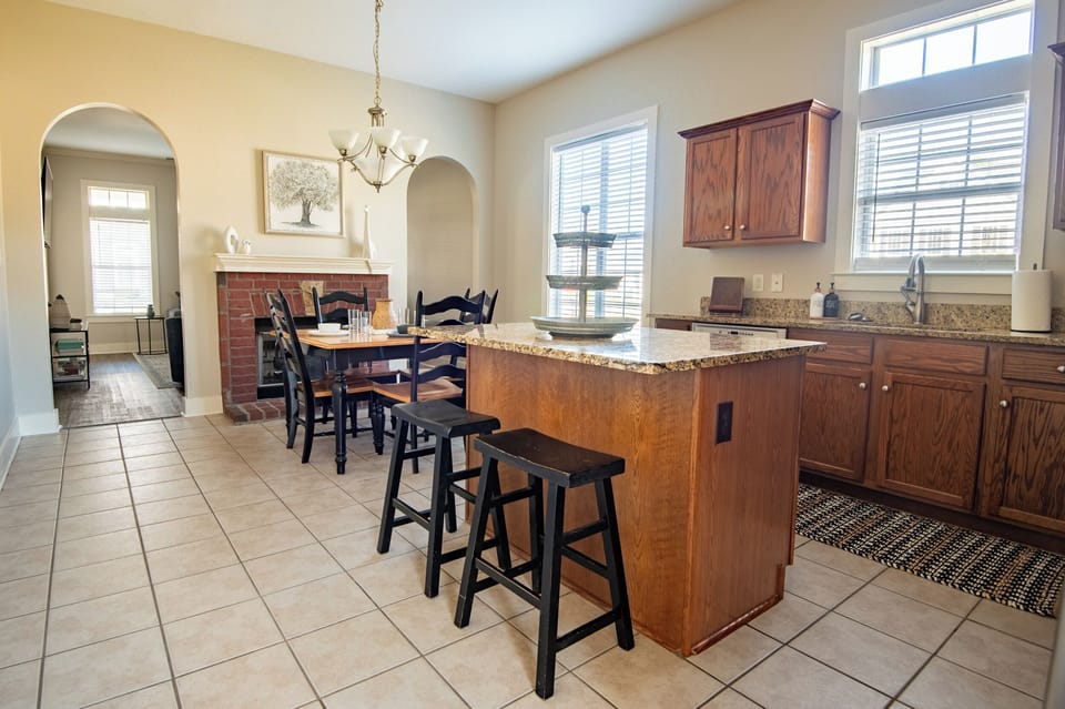 Dining area with bar seating and a cozy atmosphere, ideal for family meals and group gatherings.