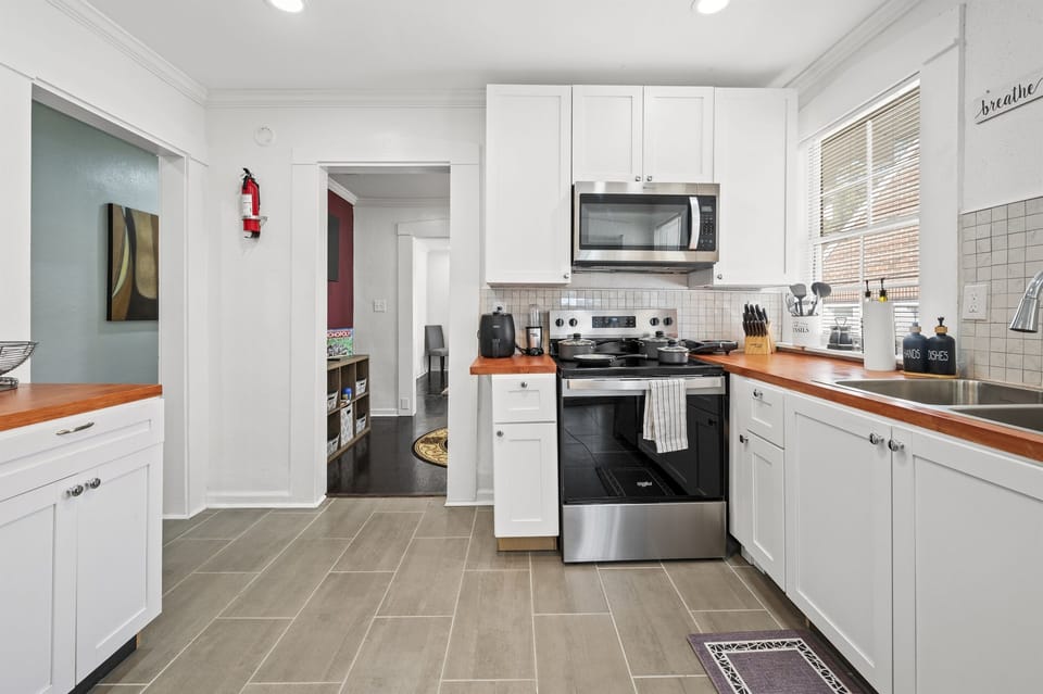 Everything you need for you stay in Birmingham.  Oven, air fryer, microwave, stove, cooking utensils and more!